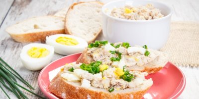 Veky namazané vajíčkovou pomazánkou a posypané nakrájenou jarní cibulkou