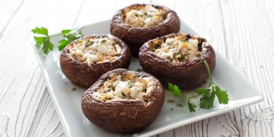 Grilované žampiony s nivou mají výbornou chuť.