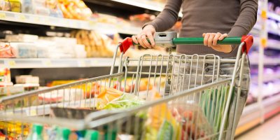 Barevné cedulky s nižší cenou přitahují vaši pozornost a jsou důvodem k impulzivnímu nákupu.