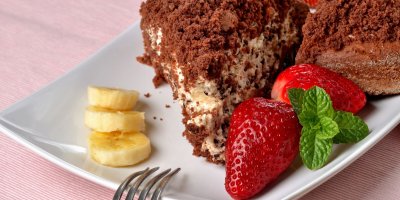 Krtkův dort propojuje chutě kakaa, šlehačky a ovoce.