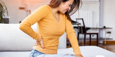 Žena se drží za bolavý bok