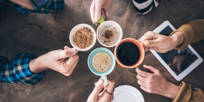 Čtveřice lidí si připíjí ranní kávou