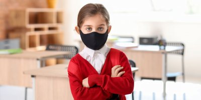 Děti se vrátí do školy s rouškami.