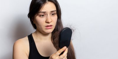 Některým pacientům vyléčeným z covidu padají vlasy.