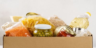 Neprodané potraviny poskytují obchodní řetězce ke spotřebě potravinovým bankám a lidem v nouzi.