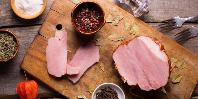 I šunky a uzené výrobky obsahují solné směsi s fosfáty, které mohou při zvýšené konzumaci škodit našemu zdraví.