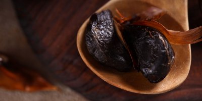 Jen pramálo společného má černý česnek s tím v přirozeném stavu.