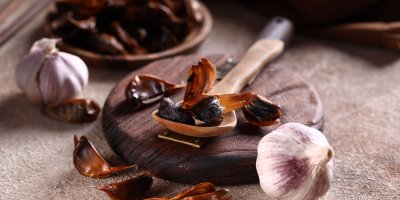 Černý česnek má široké využití a použít se dá i do dezertů a zmrzlin.