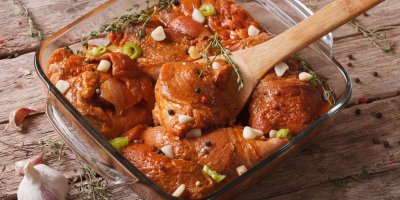 Naložené maso by mělo odpočívat ideální přes noc.