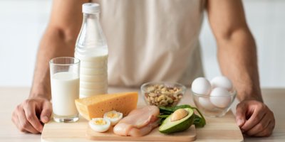 Potraviny bohaté na bílkoviny – mléko, sýr, vejce, drůbeží maso, avokádo a ořechy