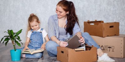 Nebojte se do běžné úklidové rutiny zapojit rodinu. Budete mít uklizeno raz dva!