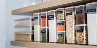 Různé potraviny v dózách