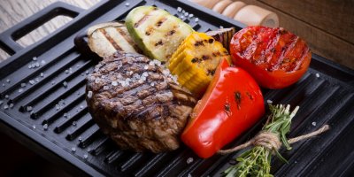 Kontaktní gril je skladný, neprodukuje kouř a připravíte na něm různé pokrmy.