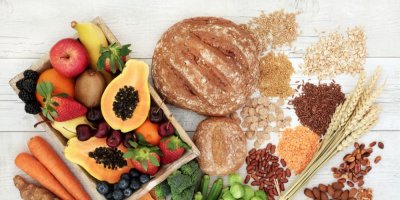 Pečivo, oříšky, ovoce v bedýnce a zelenina