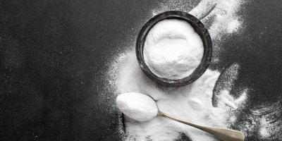 Šampon můžete najít i ve vaší spíži. Zkuste jedlou sodu nebo pšeničnou mouku.