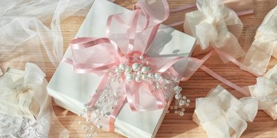 I sladkosti nebo drobné dárky můžete zabalit originálně a vykouzlit z nich jedinečný dárek, který zaručeně potěší.