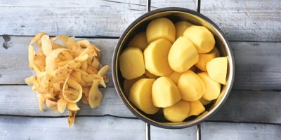 Oloupané a nakrájené brambory v hrnci