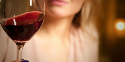 Rizikově pijící pijí alkohol ve stále stejné míře