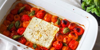 Pečená feta a rajčata v bílé zapékací míse