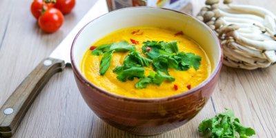 Když mrkev nejdříve upečete, bude krémová polévka chutnější.