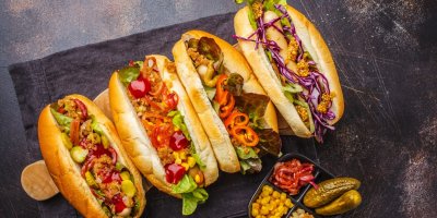 Základem dobrého hot dogu je kvalitní párek a opečené pečivo, při zdobení se fantazii meze nekladou.