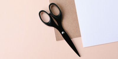 Alobal naostří nůžky. 