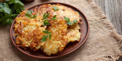 Na kameni připravíte i bramboráky.