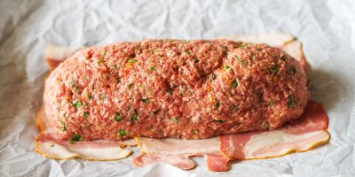 Syrová sekaná položená na slanině