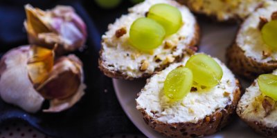 Detail jednohubek se česnekovo-sýrovou pomazánkou a hrozny.