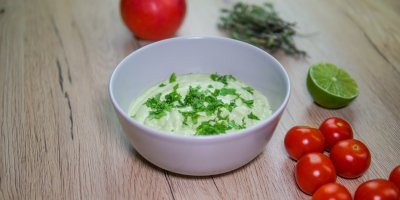 Avokádový dip se hodí třeba ke grilovanému masu.