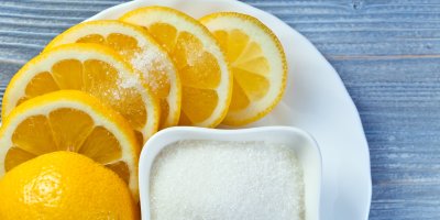 Cukr v mističce a citron nakrájený na plátky