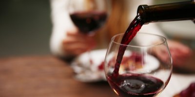 Nalévání červeného vína do skleničky