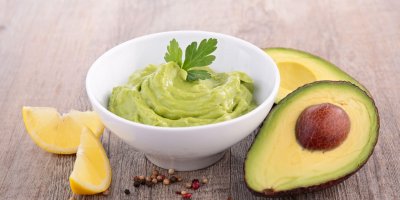 Jedno průměrné avokádo obsahuje 4 gramy proteinu, což jej řadí na přední příčky v soutěži o ovoce s nejvyšším obsahem bílkovin.