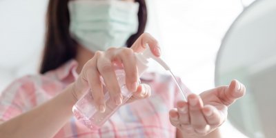 Před vstupem do obchodu si budete muset vydezinfikovat ruce.