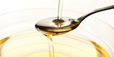 Jedna polévková lžíce oleje denně na sebe dokáže účinně navázat velké množství škodlivých bakterií z ústní dutiny.