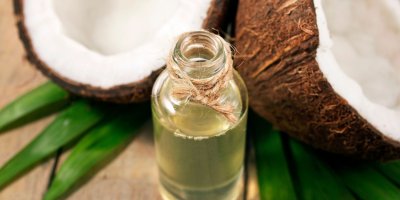 Kokosový olej má detoxikační účinky a je účinný v boji s bakteriemi, které způsobují zubní kaz.