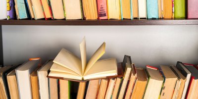 Schovávat peníze do knih? A proč ne, projít je by zabralo zločinci až mnoho času.