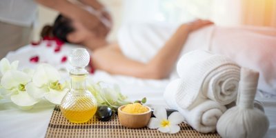 Sada thajských bylinek při relaxační masáži pro dobré zdraví