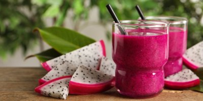 Kousky dračího ovoce a smoothie z něj