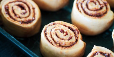 Skořicové šneky se skořicovou náplní