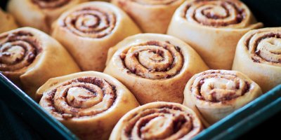 Skořicové šneky po 30 minutách kynutí na plechu