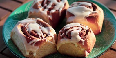 Talíř se čtyřmi skořicovými šneky s cukrovou polevou