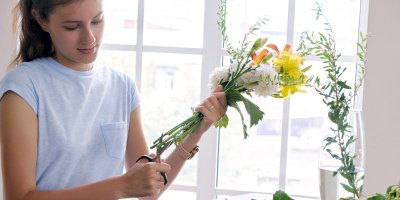 Květinám obden zastřihávejte stonky.