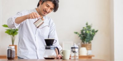 Muž si připravuje filtrovanou kávu.