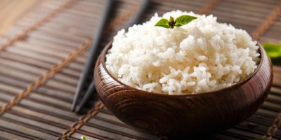 Jasmínová rýže v misce, hůlky