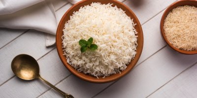 Rýže basmati ve dvou miskách, lžíce