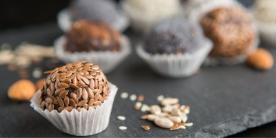 Košíčky s výrobky z datlové pasty