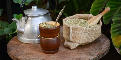  Yerba maté v pytlíku a kovová konvička a kalabasa