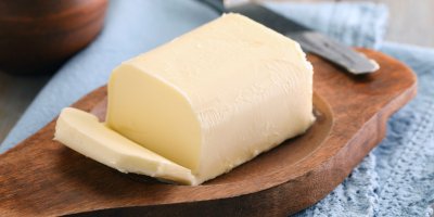 Ve většině domácností je máslo základní surovinou.