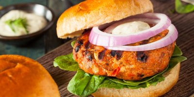 Vegetariánský burger s jogurtovým dipem a salátem